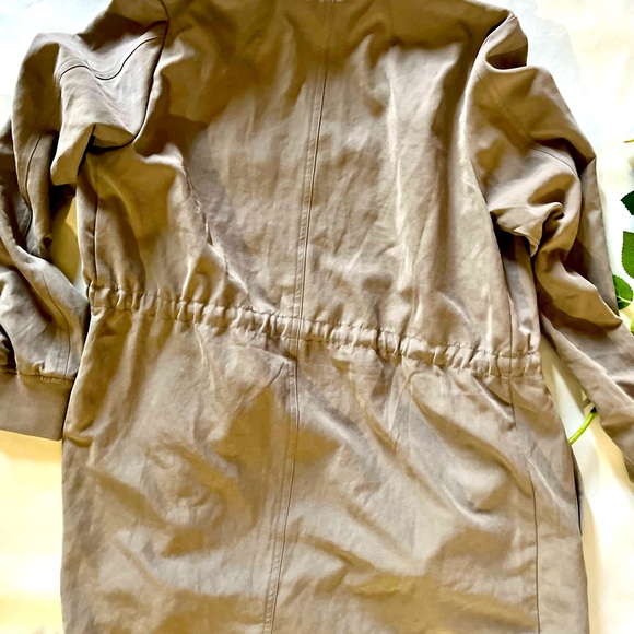 Woman’s size small light jacket - Picture 3 of 3